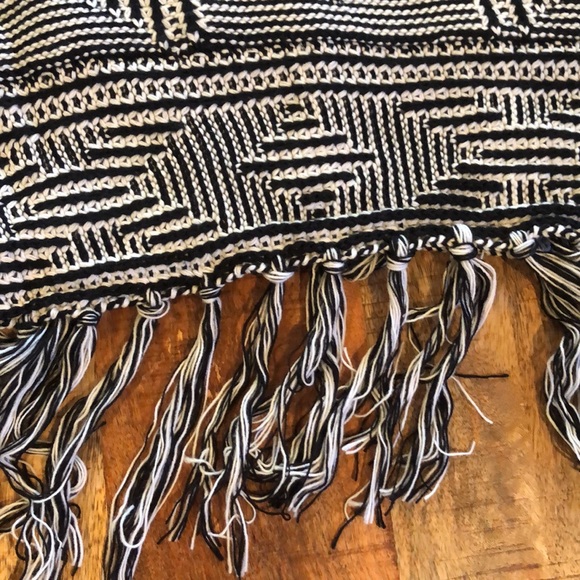 Anama turtleneck poncho - Picture 3 of 5